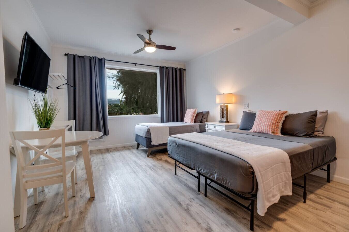 1 dormitorio, escritorio, tabla de planchar con plancha y cuna de viaje