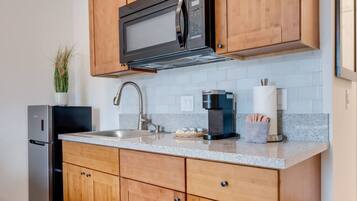 Mikrowelle, Wasserkocher mit Kaffee-/Teezubehör, Toaster