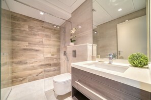 Dusche, Haartrockner, Handtücher