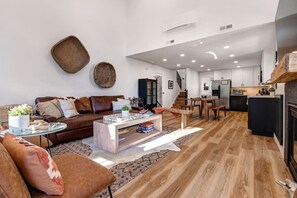 Smart TV, fireplace, stereo - Remodeled 4BR Chalet | Sleeps 10 | Hot Tub, Pool Access & 5-Min Walk to Lifts (Park City)