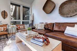 Smart TV, fireplace, stereo