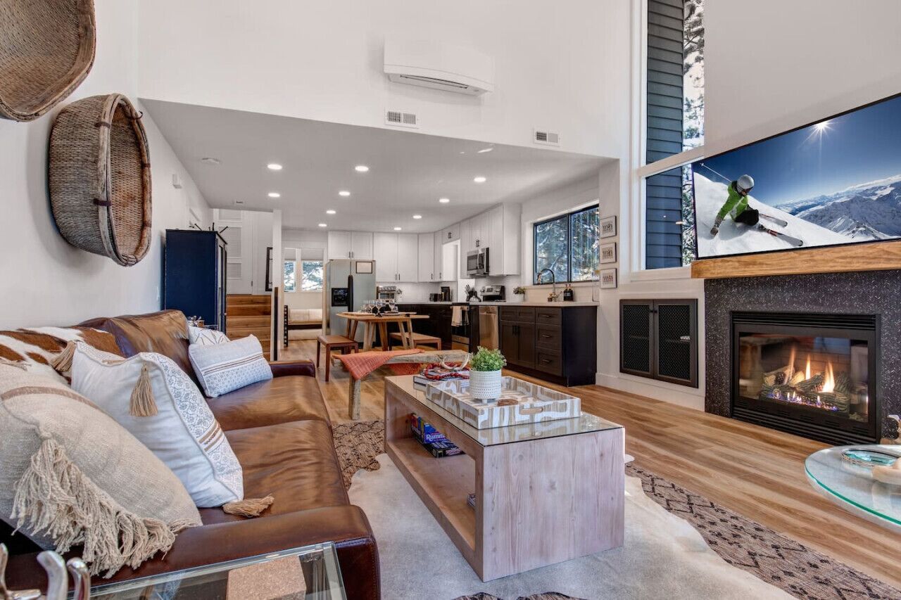 スマートテレビ、暖炉、ステレオ