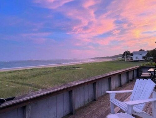 Popham Beach Oceanfront Cottage, 4 bedrooms, 2.5 bath, +outdoor shower, sleeps 9