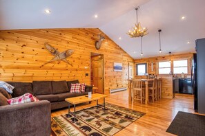 TV - Timber Overlook - New construction log cabin with views of Rangeley Lake! (Rangeley)