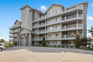 Exterior - Private Deck, Bunk Bed, Games & Stunning Lake Views, Near Silver Dollar City with Free Daily Fun (Branson)