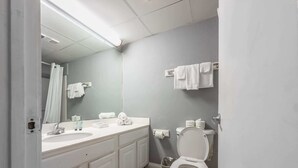 Ein Badezimmer mit Waschbecken, Spiegel und Toilette.