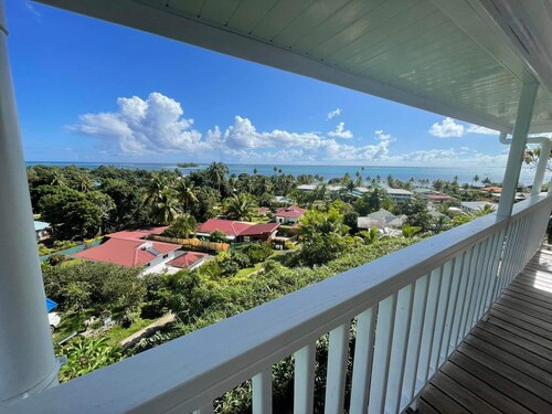 Romantic bungalow with stunning views and swimming pool