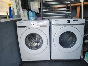 Deux machines à laver Samsung blanches, côte à côte.