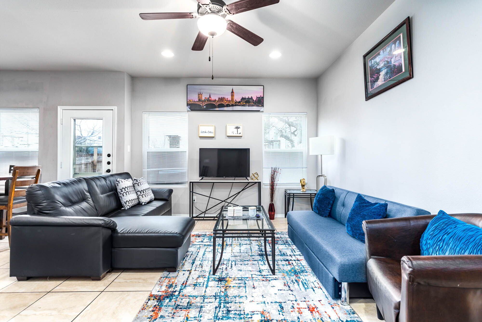 Rare find 3BR 3BA Home.12Arcade Games&HotTub. 5mins to Airport & Private Garage.