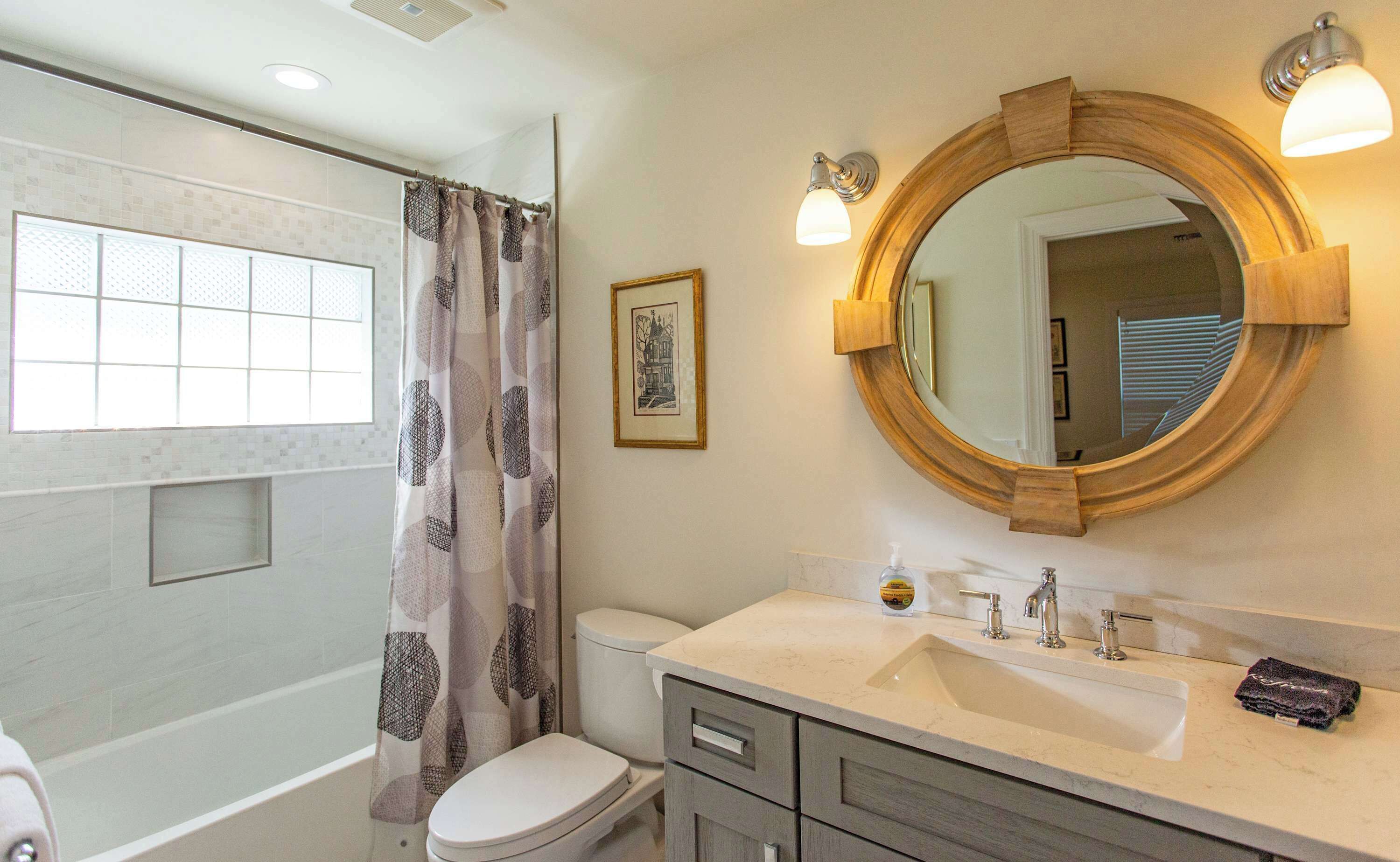 Upstairs bathroom with tub/shower