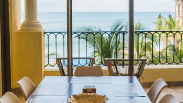 321625695 | Área de sala de estar | Televisión de plasma de 50 pulgadas con canales digitales y televisión