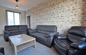 TV, ping pong - Beautiful home in Montsenelle with WiFi (Montsenelle)