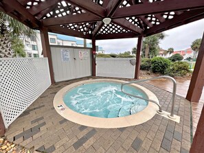 Outdoor spa tub - What if I told you…You CAN afford Paradise! Make the Call today! 🤙 (Gulf Shores)