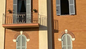 Un immeuble doté de deux balcons, chacun ayant une fenêtre et une balustrade.