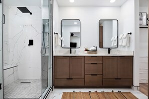 Douche, sèche-cheveux, serviettes fournies