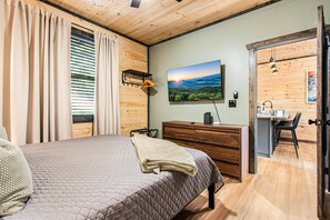 2 habitaciones, escritorio y tabla de planchar con plancha 