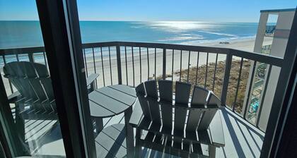 Beautiful Oceanfront Top-Floor Condo, Pool, Beach View,