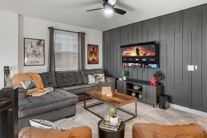 TV connectée, jeux vidéo, baby-foot, livres