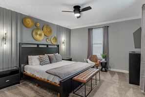 5 chambres, bureau, fer et planche à repasser, lit parapluie