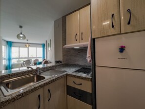 Réfrigérateur, micro-ondes, plaque de cuisson, cafetiÚre/bouilloire