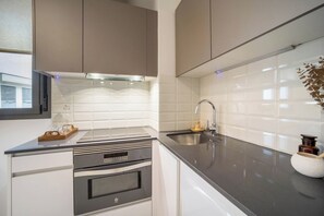 Jääkaappi, mikroaaltouuni, uuni, astianpesukone