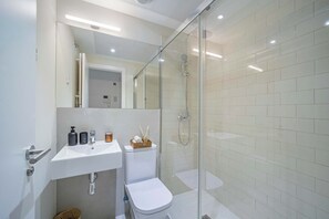 Dusche, Haartrockner, Handtücher, Seife