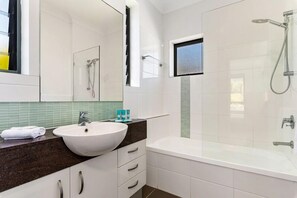 Combined shower/bathtub