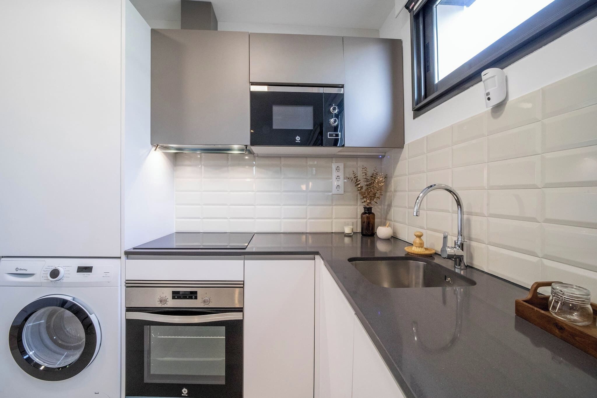 Kylskåp, mikrovågsugn, ugn och diskmaskin