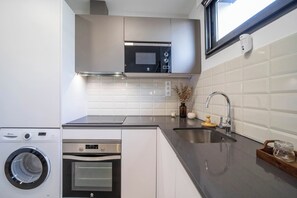 Jääkaappi, mikroaaltouuni, uuni, astianpesukone