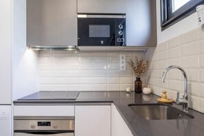 Een koelkast, een microgolfoven, een oven, een vaatwasser