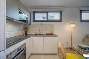 Een koelkast, een microgolfoven, een oven, een vaatwasser