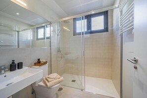 Bruser, hårtørrer, håndklæder, Shampoo