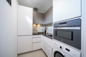 Fridge, microwave, oven, dishwasher - Housing Chamberi by Sharing Co (Madrid)