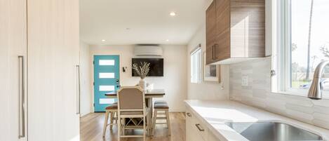 冷蔵庫、電子レンジ、オーブン、コンロ