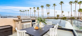 Velvet Sand I by AvantStay | Steps to Newport Beach w/ Outdoor Kitchen & Hot Tub