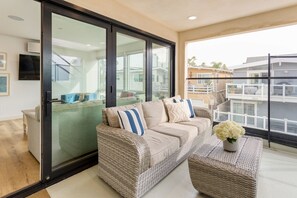 Smart TV - Velvet Sand Buyout by AvantStay | Steps to Newport Beach | Sleeps 22 (Newport Beach)