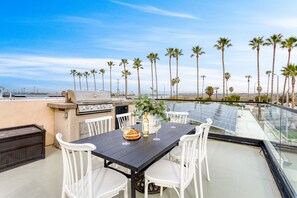 Outdoor dining - Velvet Sand Buyout by AvantStay | Steps to Newport Beach | Sleeps 22 (Newport Beach)