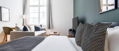 Tabla de planchar con plancha, wifi, ropa de cama