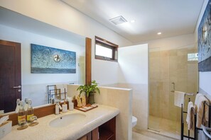 Suite Junior (Adults Only) | Salle de bain | Articles de toilette (gratuits), séchoir à cheveux, peignoirs