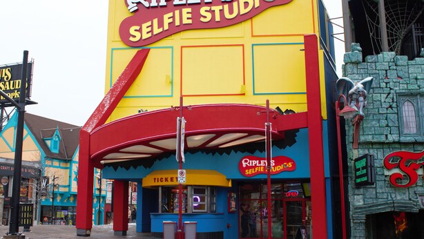 Un edificio colorato con un cartello che riporta la scritta "Ripley's Selfie Studios".