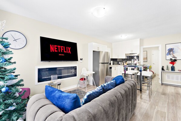 Smart TV, fireplace