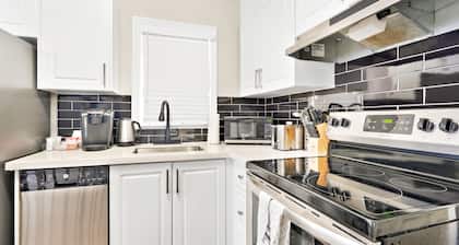 3bedrooms 4 beds. 65" smart tv with Netflix. free parking in Clifton hills.❤️(1)