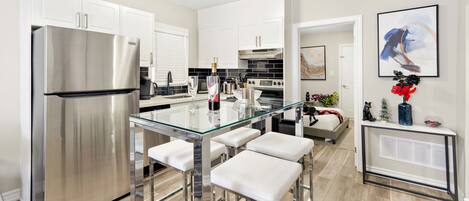 Réfrigérateur, micro-ondes, four, plaque de cuisson