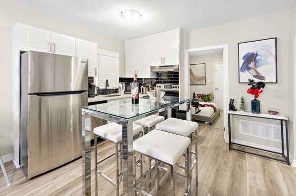 Réfrigérateur, micro-ondes, four, plaque de cuisson