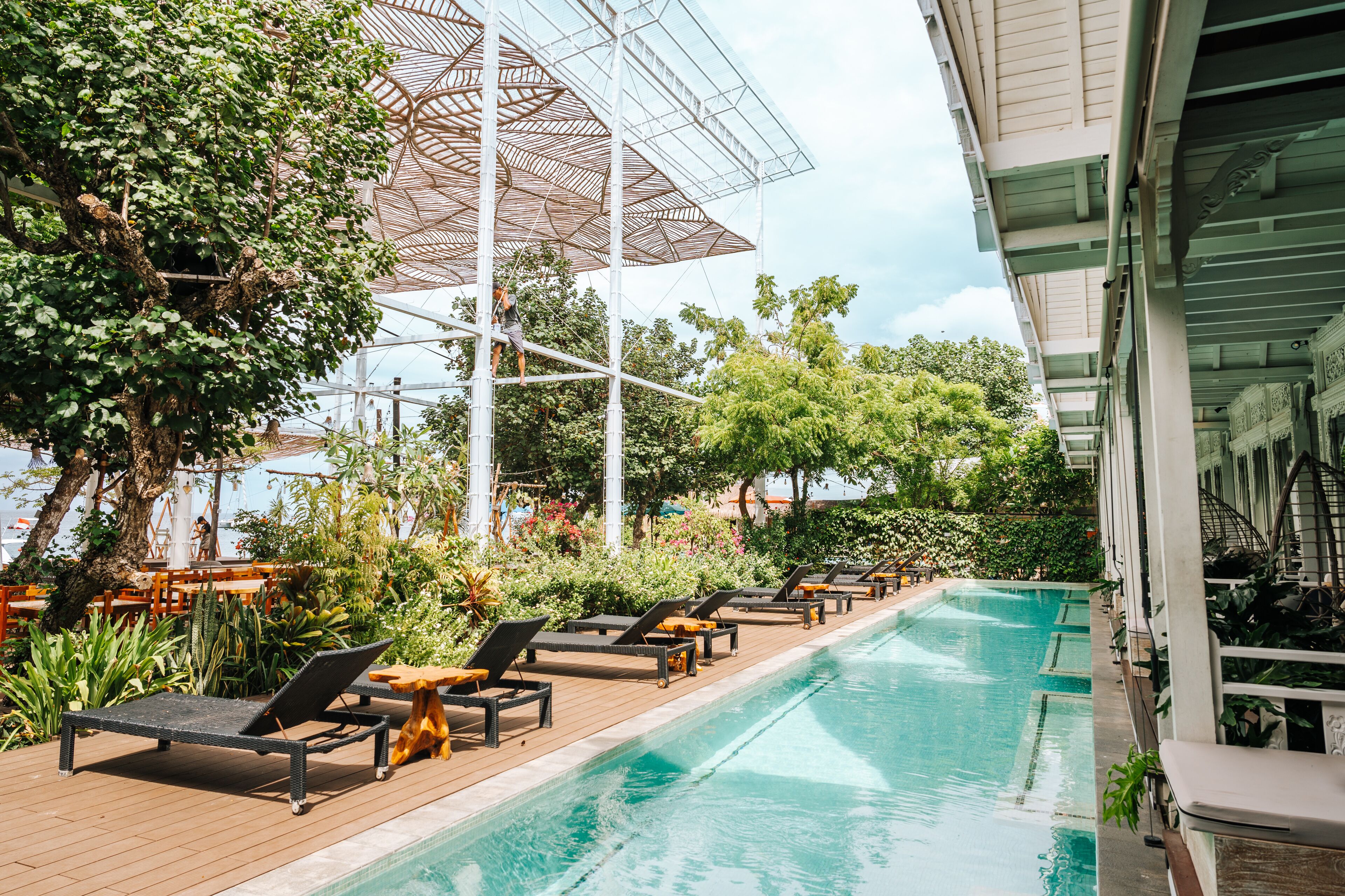 Una piscina al aire libre