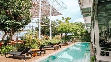 Una piscina al aire libre