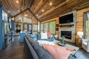 Smart-TV, Kamin, Videospiele, Tischfußball