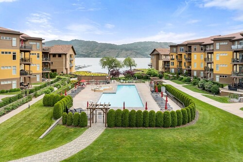 Luxurious Lakeside Oasis with Resort Amenities