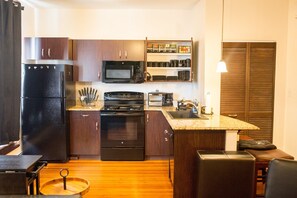 Réfrigérateur, four à micro-ondes, un four, surface de cuisson
