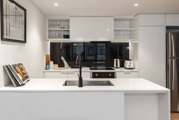 冷蔵庫、電子レンジ、オーブン、コンロ